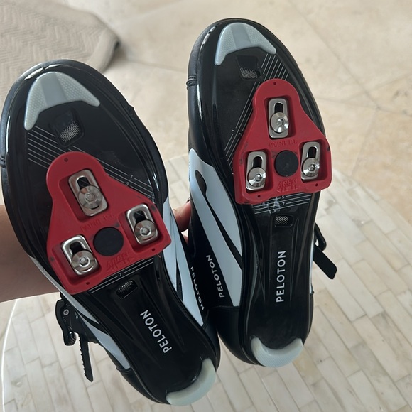 Peloton Cleats Like New! I usually wear a size 7 and these fit like a glove - Picture 3 of 6